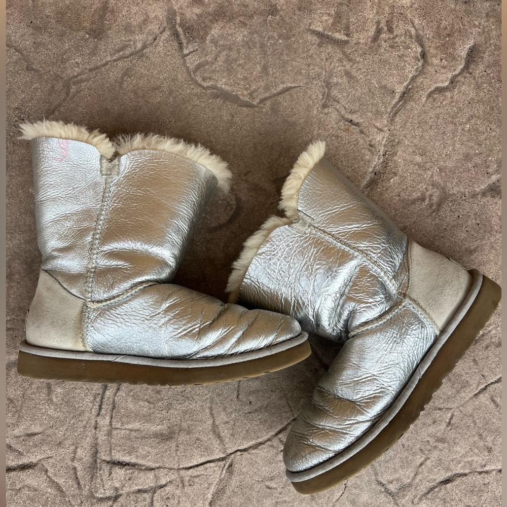 Ugg Bailey Button Classic Short Silver Metallic B… - image 5